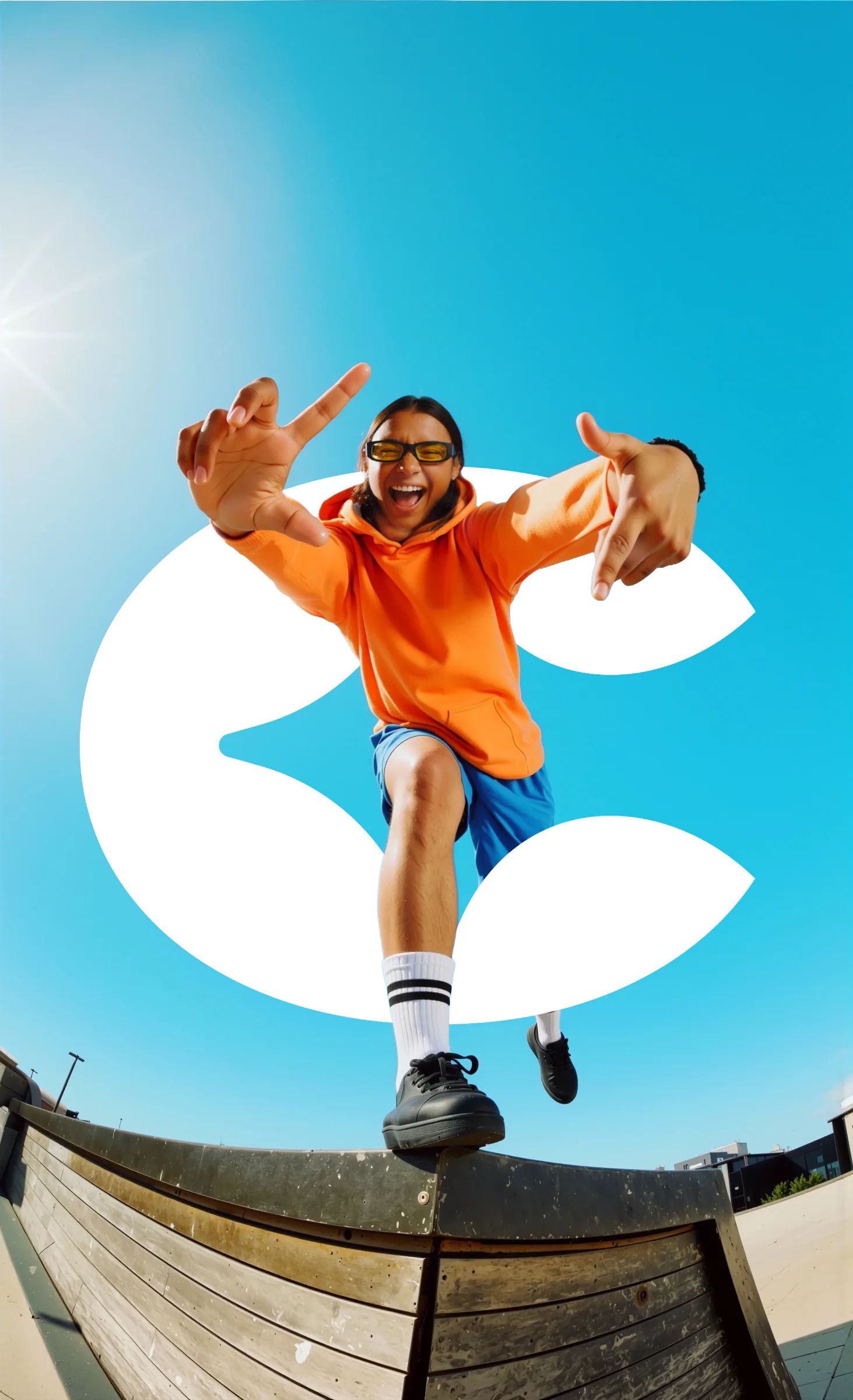 Commandor coverbeeld met skateboarder en groot C-logo