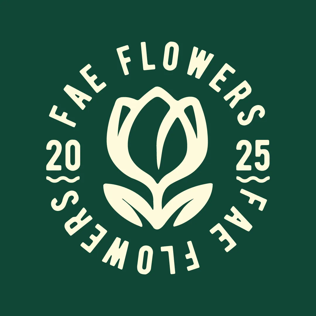 FAE Flowers rond badge logo in wit op donkergroen