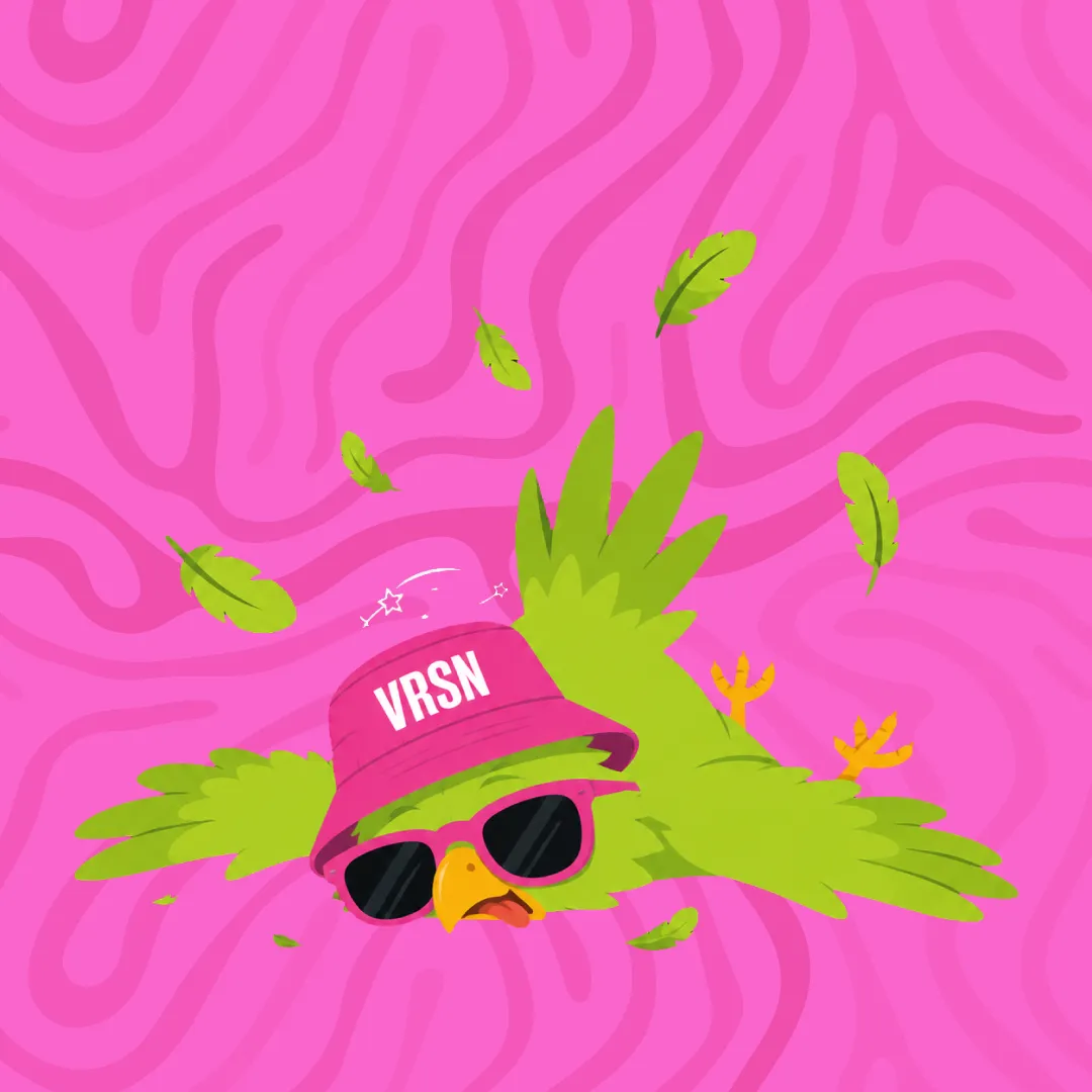 Groene festivalvogel met zonnebril en VRSN-hoed op roze achtergrond