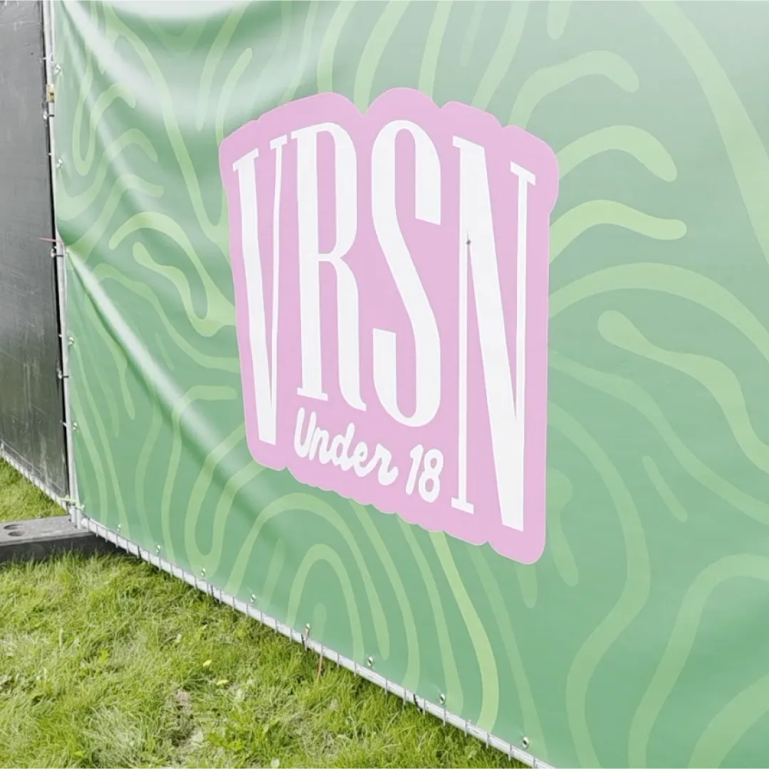 VRSN Under 18 huisstijl toegepast op festivalhekwerk