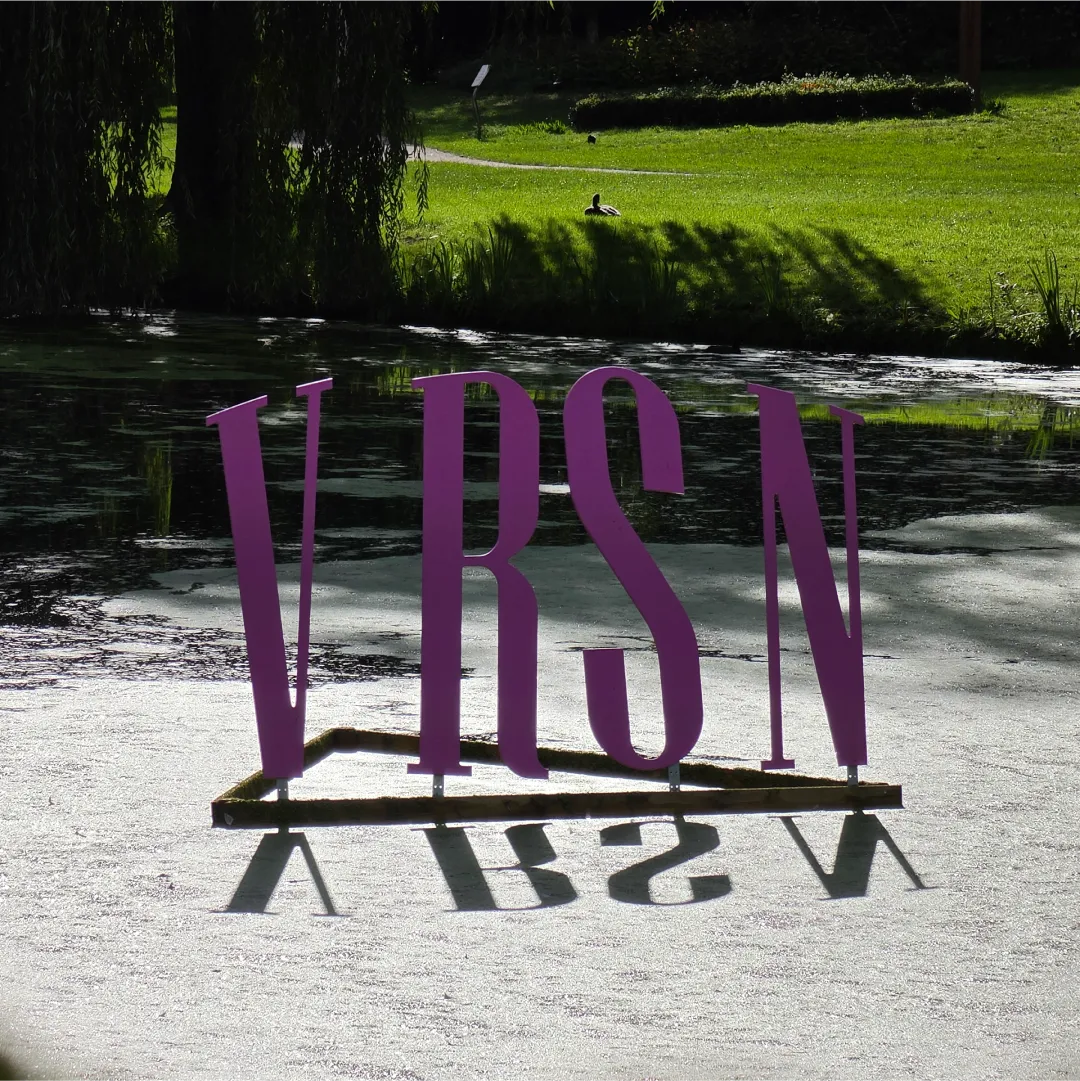 Roze VRSN letters als ruimtelijk object in het water van het Berkhoutpark
