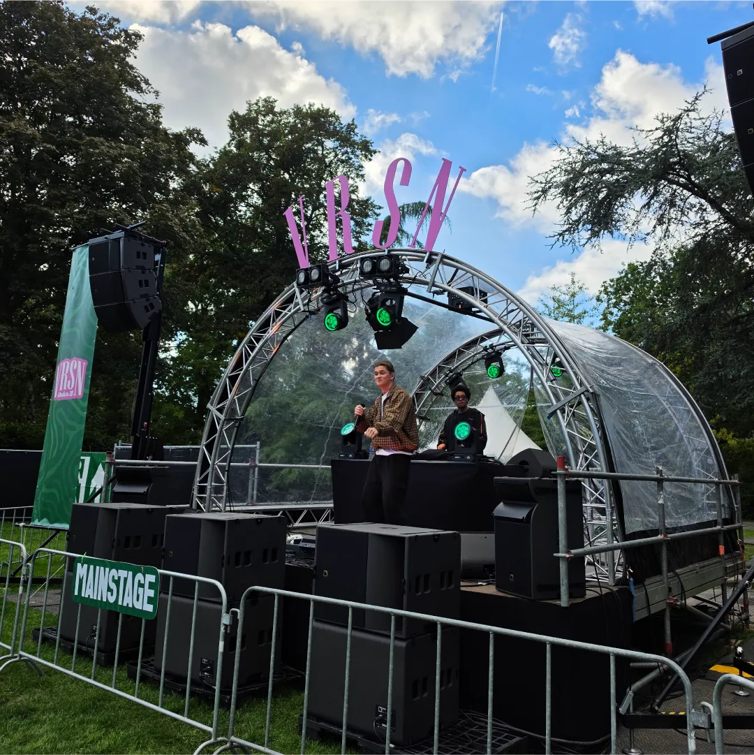 VRSN Under 18 mainstage met merkletters en groene podiumbekleding