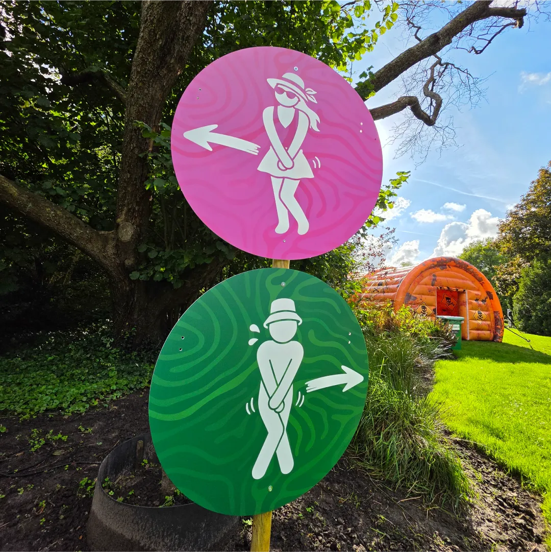 Groene en roze toiletbewegwijzering in de VRSN Under 18 huisstijl